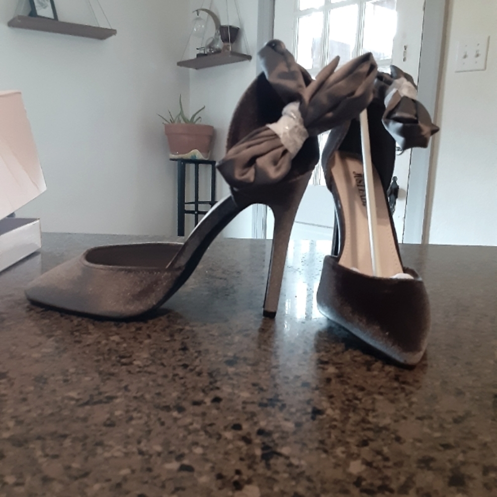 JustFab Gray Cosette Pumps, size 7